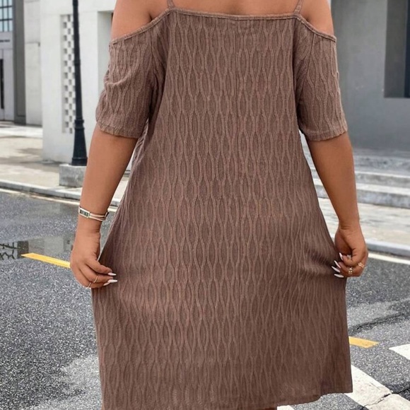 NWOT Cold Shoulder O-ring Detail Zip Front Dress - Picture 4 of 4